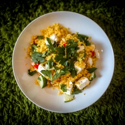 Viel schneller als Flughunde kochen: Warmer Gewürz-Bulgur-Salat mit Feta und Gemüse