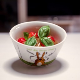 Erdbeeren mit weißem Schokoladen-Karamell, Mascarpone und Basilikum