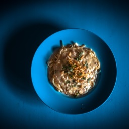 Köstliches und Fixes zum Wut-Wegkochen: Pasta mit zerhackten Walnusskernen, Gorgonzola, Schinken und Kräutern