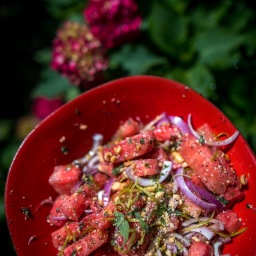 Schietwetter-Trotz, kistenweise: einer meiner liebsten Sommersalate mit Wassermelone, Erdnüssen, Limette, Sumach und Chili